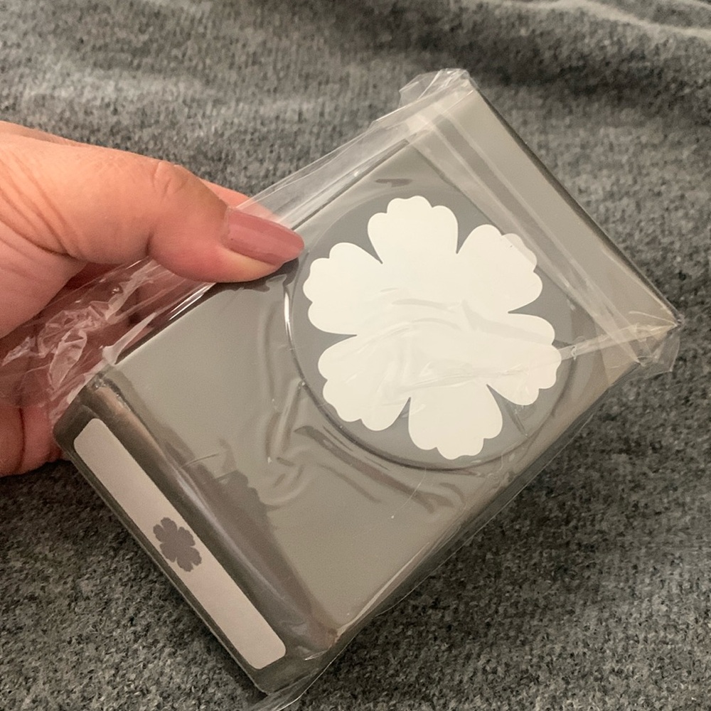 NEW - Stampin up Paper craft punch - Blossom Flower apx. 2.5 inches